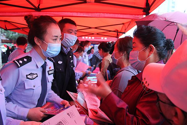“515”全国公安机关打击和防范经济犯罪宣传日活动- 明山经侦(图1)