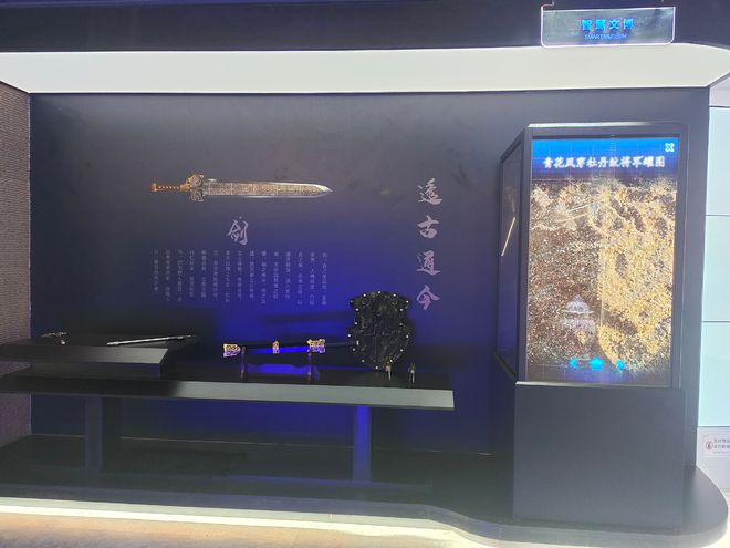 透明屏和高端展品结合：互动OLED透明展示柜特点(图2)