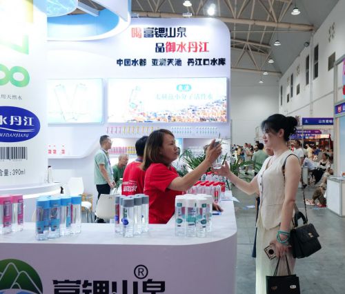 富锶山泉惊艳亮相第15届中部糖酒食品博览会(图2)