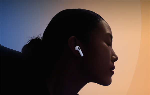 苹果AirPods 4充电盒配备隐藏电容式按钮：用于配对和恢复出厂设置(图1)