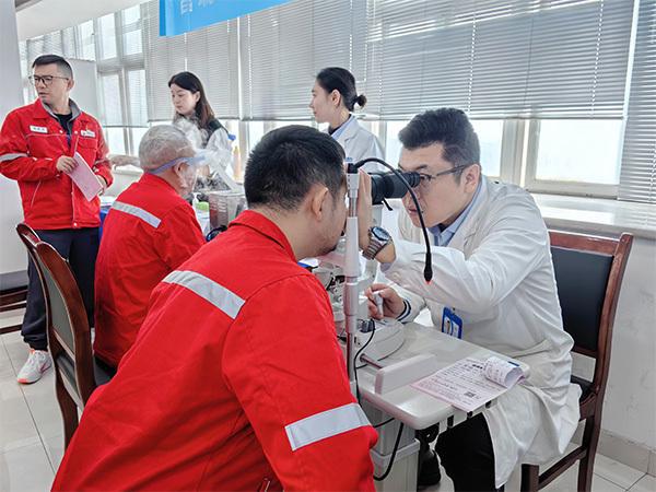 重庆普瑞眼科医院进企业开展眼健康义诊(图1)