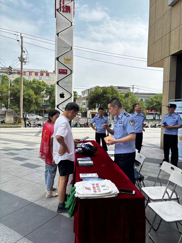 咸宁举办2024国家网络安全宣传周 “法治日”主题宣传活动(图1)