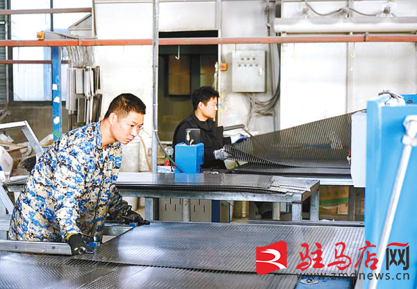 新蔡：小小洞洞板 闯出大市场(图1)