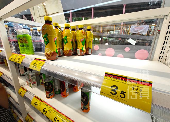 商品2元起港人挤爆了！内地平价超市杀入香港个位数价格标签贴满货架！(图2)