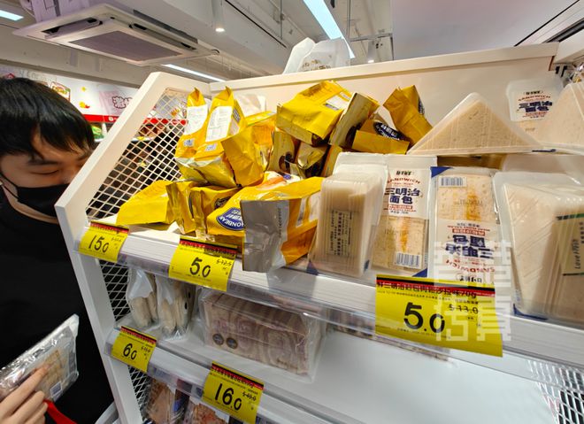商品2元起港人挤爆了！内地平价超市杀入香港个位数价格标签贴满货架！(图3)
