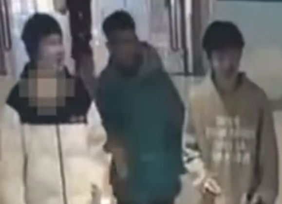 3少年点燃商场画架后离开(图1)