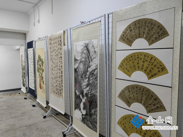 银发学子捐赠佳作 翰墨飘香传承文化(图1)