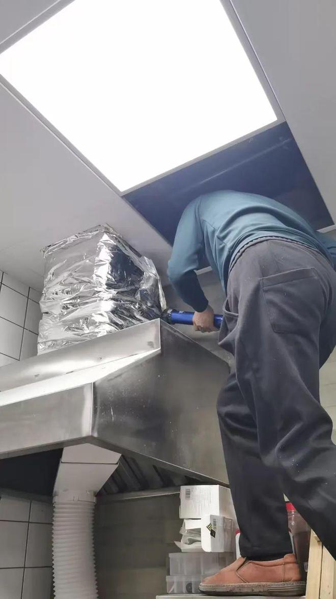 头皮发麻！广州一网红面包店后厨有老鼠爬窜(图5)