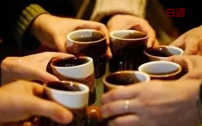 日本人喝白酒在街上(图1)