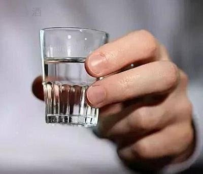 日本人喝白酒在街上(图3)