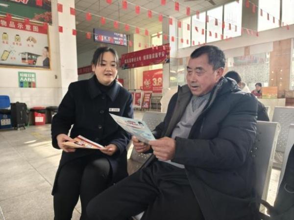 中行重庆市分行开展“消保知识过大年 敬老助老暖心间”教育宣传活动(图1)