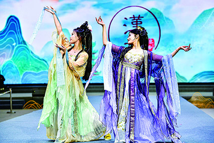 云想衣裳花想容曹县汉服韵千重(图1)