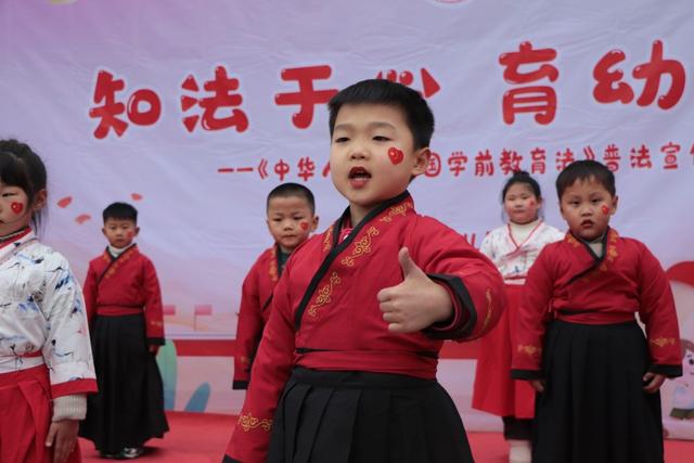 知法于心 育幼于行——合肥市双岗幼儿园教育集团党团支部开展普法宣传暨学雷锋志愿活动(图2)