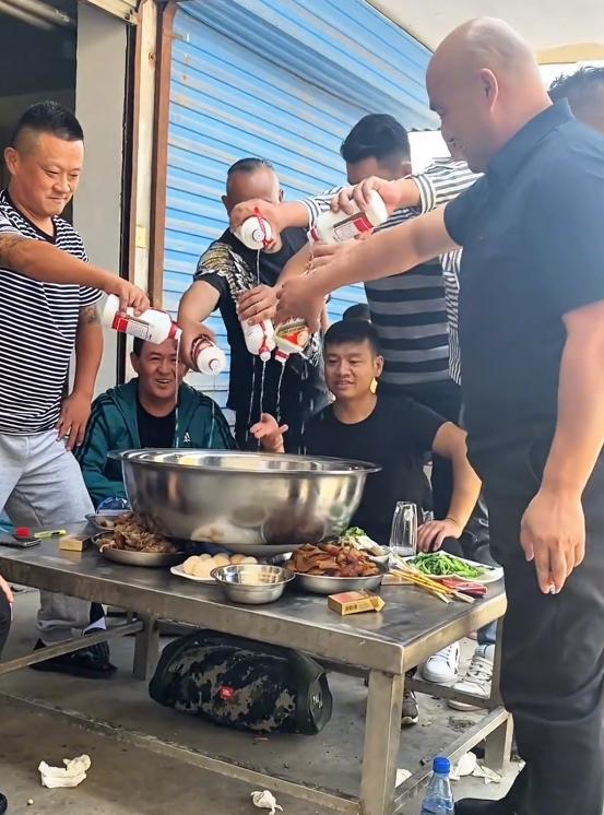 网红“沛县二哥”被封后续：团队二十多人全军覆没更多黑料曝光(图2)