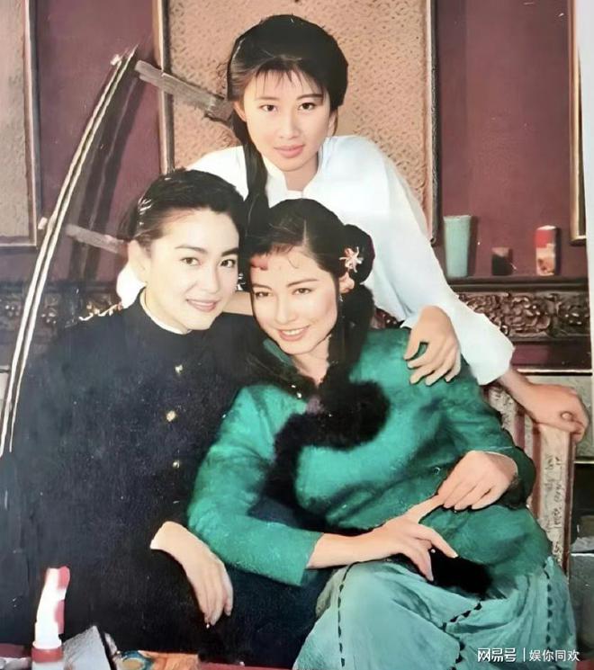 1986年林青霞、钟楚红和叶倩文拍摄《刀马旦》时的照片(图1)