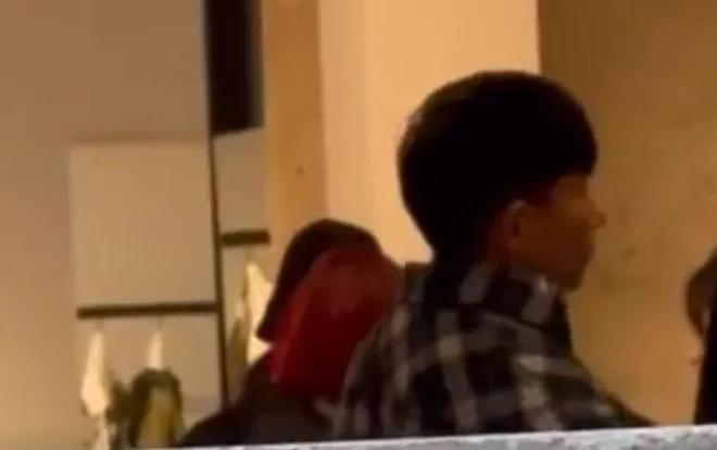 赵丽颖赵德胤恋爱时间线被扒！去年情人节秀恩爱女方穿男方衬衫(图4)