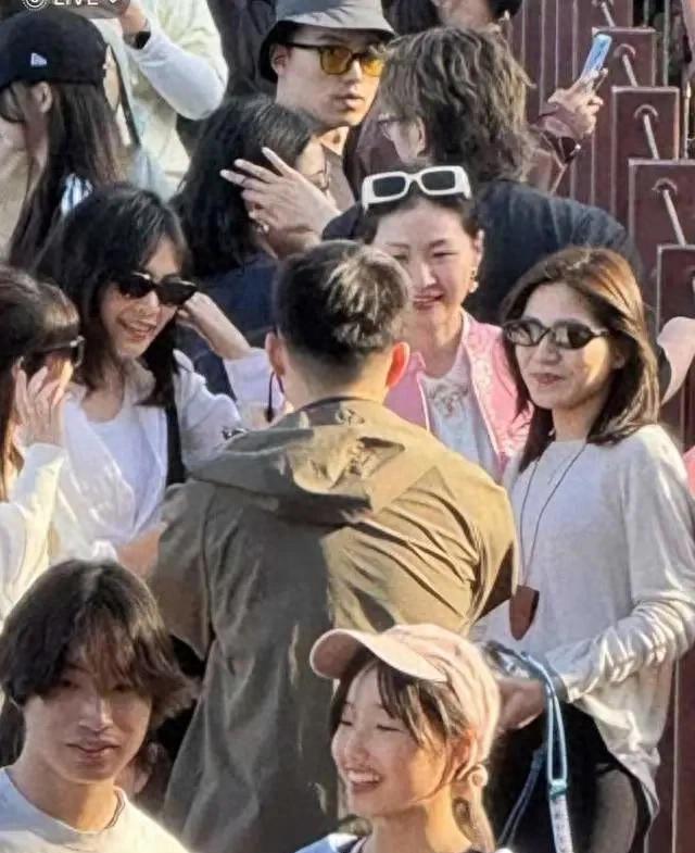 金靖舒奕橙五一同游！老公穿搭朴素像路人她却美成度假风模板(图1)