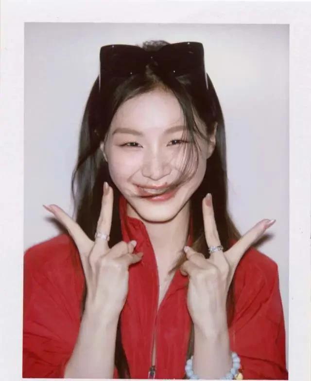 金靖舒奕橙五一同游！老公穿搭朴素像路人她却美成度假风模板(图2)