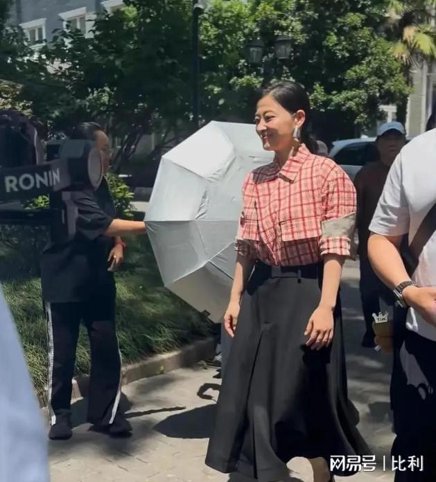 50岁梅婷南京被偶遇腰粗脸大肉泡眼老态尽显变化太大认不出(图3)