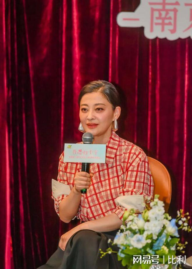 50岁梅婷南京被偶遇腰粗脸大肉泡眼老态尽显变化太大认不出(图2)