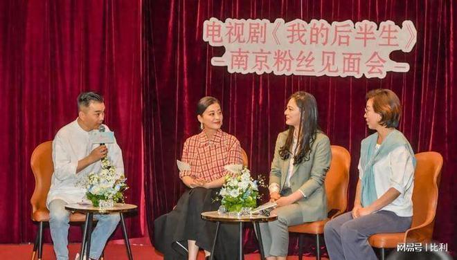 50岁梅婷南京被偶遇腰粗脸大肉泡眼老态尽显变化太大认不出(图1)