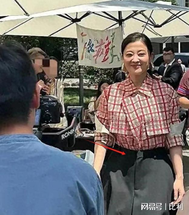 50岁梅婷南京被偶遇腰粗脸大肉泡眼老态尽显变化太大认不出(图4)