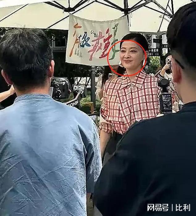 50岁梅婷南京被偶遇腰粗脸大肉泡眼老态尽显变化太大认不出(图5)