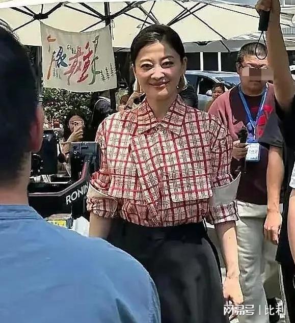 50岁梅婷南京被偶遇腰粗脸大肉泡眼老态尽显变化太大认不出(图7)