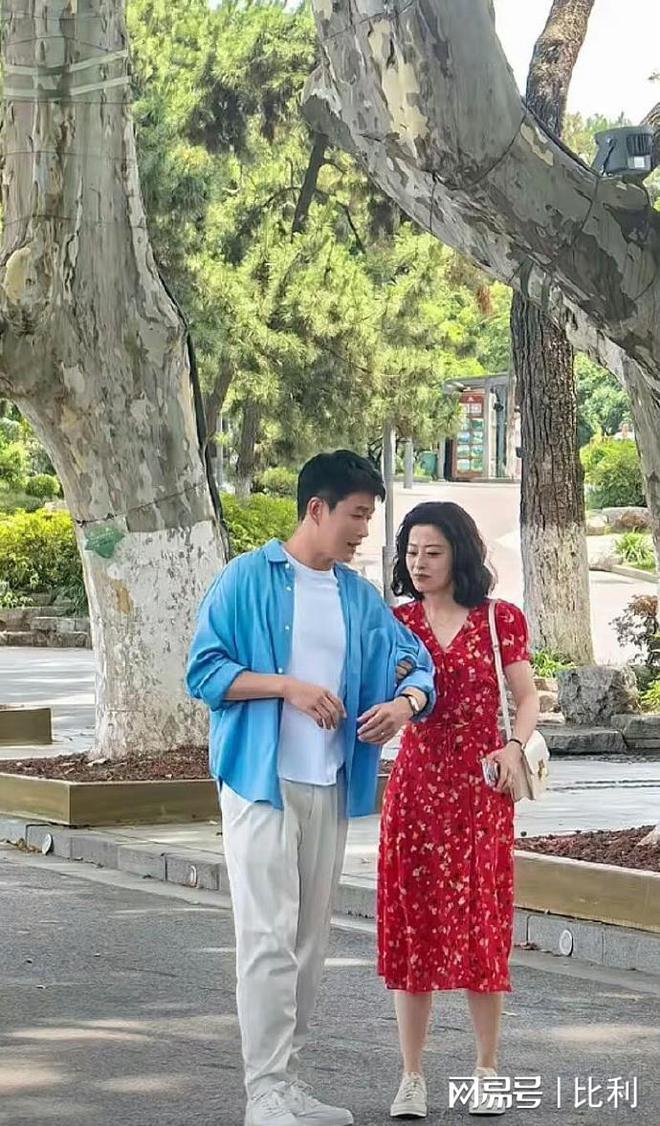 50岁梅婷南京被偶遇腰粗脸大肉泡眼老态尽显变化太大认不出(图9)