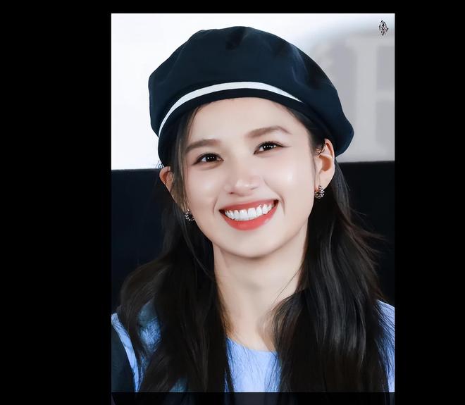 张婧仪贝雷帽气质对镜甜笑温婉又仙气！(图4)
