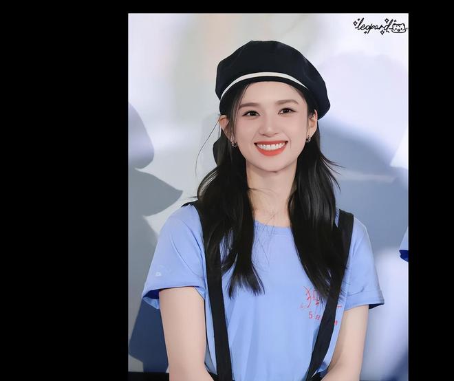张婧仪贝雷帽气质对镜甜笑温婉又仙气！(图2)