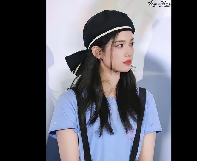 张婧仪贝雷帽气质对镜甜笑温婉又仙气！(图3)