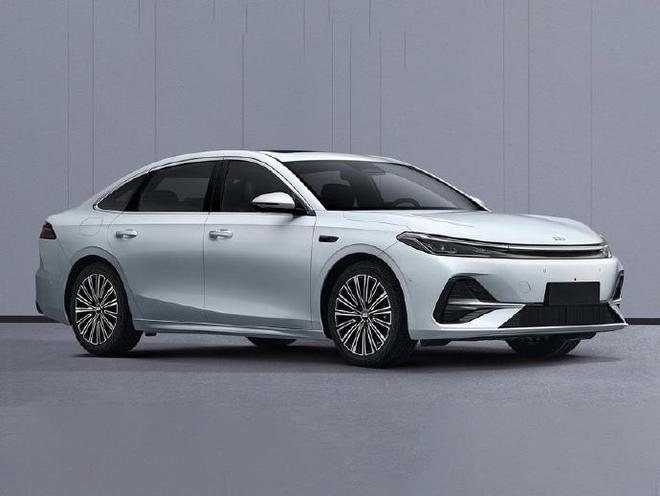 2845mm轴距亏电油耗2L级 吉利银河A7 EM-i官图发布(图3)