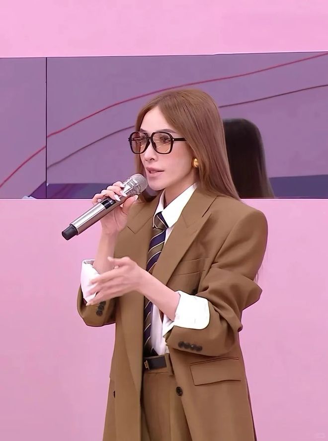 两套高定加身 恭请萧贵妃回宫(图4)