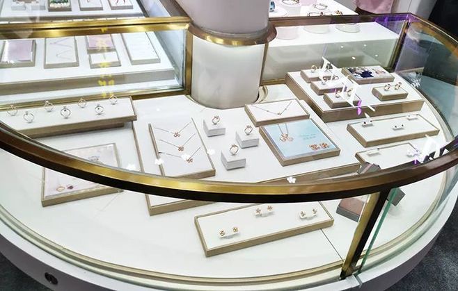 高端陈列道具：品牌空间体验与市场价值的塑造者(图1)