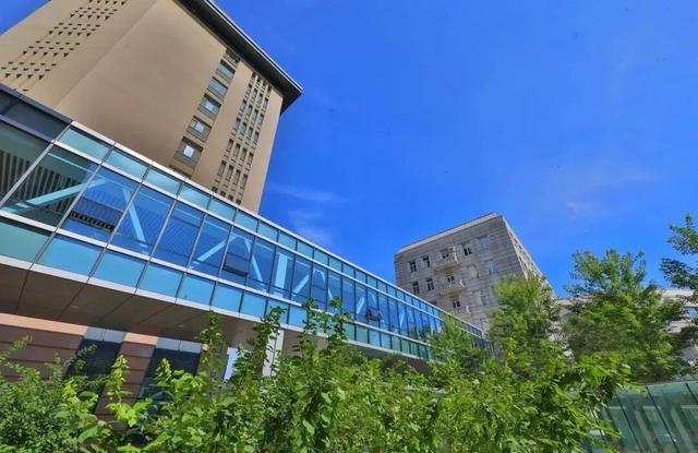 东北一高校2公里多暖廊连通20多栋建筑寒冬学生轻装就能上课打球(图2)