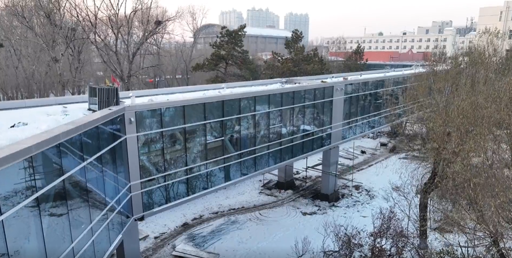 冬天穿短袖？哈工大硬核“暖廊”惊艳网友(图1)