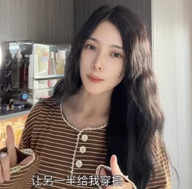 杜淳给王灿选衣服穿衣柜几十条牛仔裤帽子首饰一堆太能买了(图1)