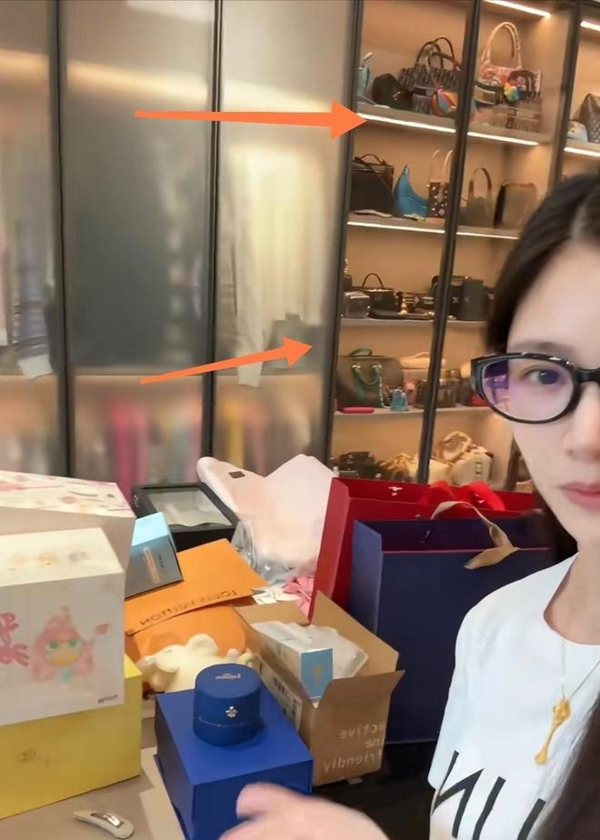 杜淳给王灿选衣服穿衣柜几十条牛仔裤帽子首饰一堆太能买了(图3)