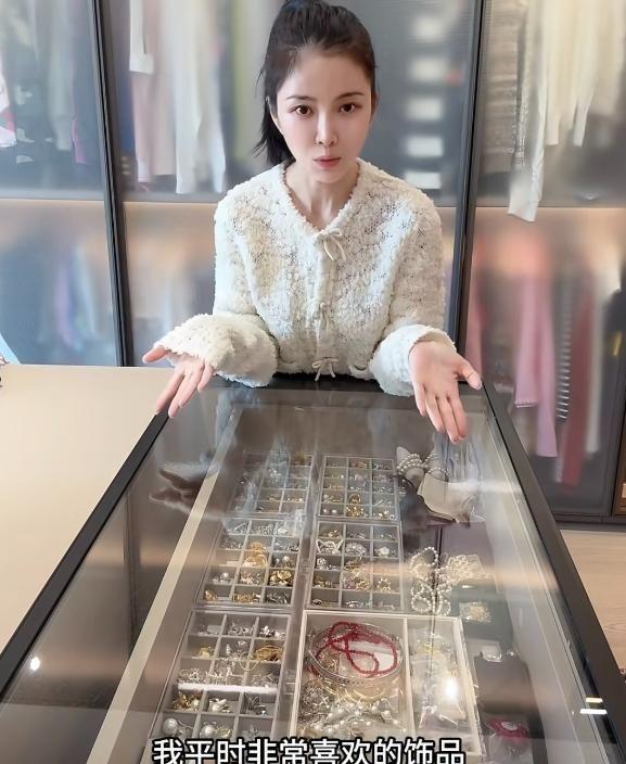 杜淳给王灿选衣服穿衣柜几十条牛仔裤帽子首饰一堆太能买了(图6)