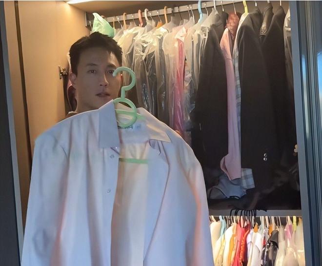 杜淳给王灿选衣服穿衣柜几十条牛仔裤帽子首饰一堆太能买了(图5)