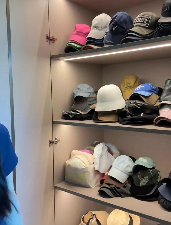 杜淳给王灿选衣服穿衣柜几十条牛仔裤帽子首饰一堆太能买了(图9)