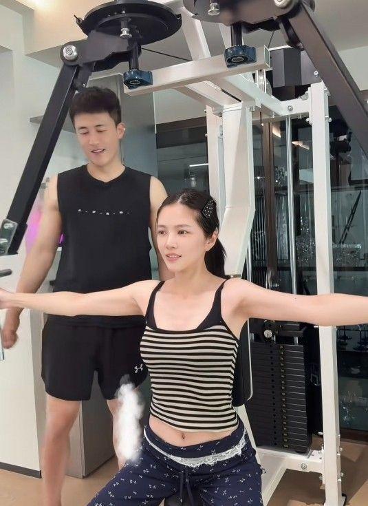 杜淳给王灿选衣服穿衣柜几十条牛仔裤帽子首饰一堆太能买了(图19)