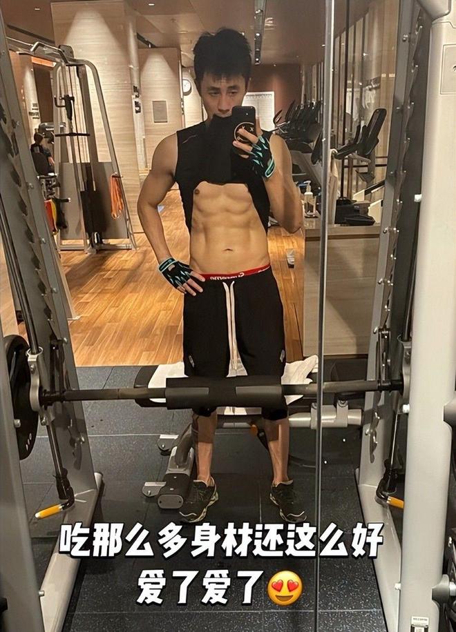 杜淳给王灿选衣服穿衣柜几十条牛仔裤帽子首饰一堆太能买了(图21)