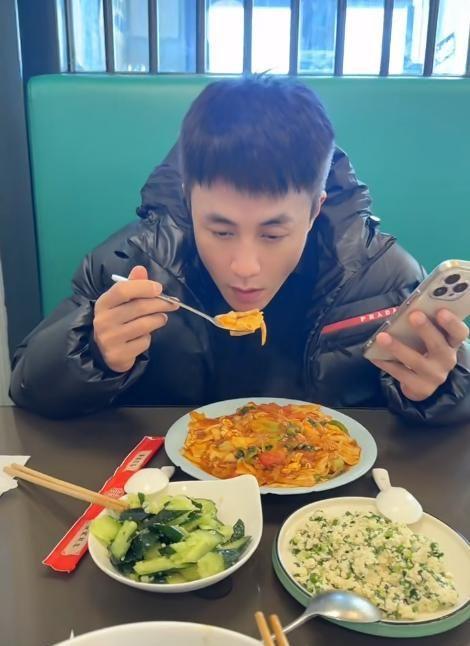 杜淳给王灿选衣服穿衣柜几十条牛仔裤帽子首饰一堆太能买了(图23)