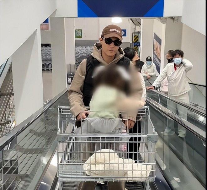 杜淳给王灿选衣服穿衣柜几十条牛仔裤帽子首饰一堆太能买了(图26)