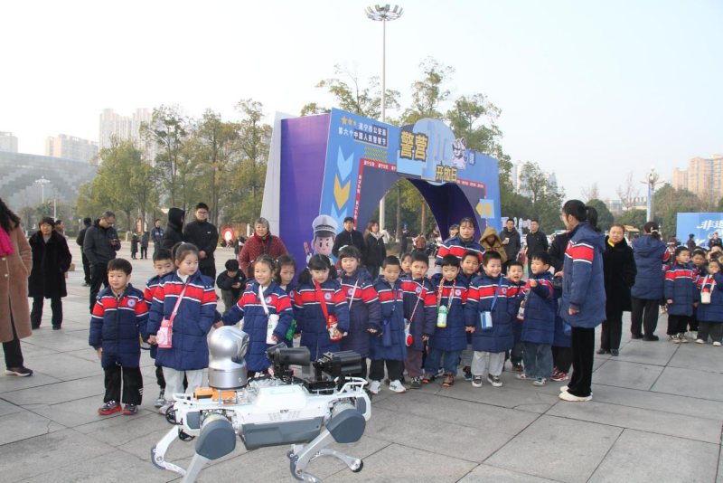 硬核装备+趣味闯关！四川遂宁警营开放日 警民双向奔赴暖寒冬(图1)