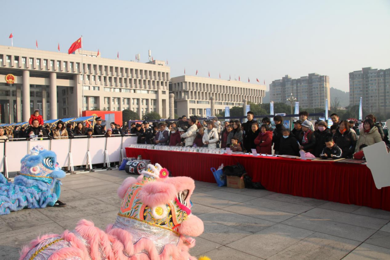 硬核装备+趣味闯关！四川遂宁警营开放日 警民双向奔赴暖寒冬(图2)